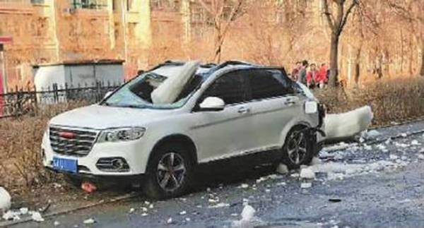 一噸冰塊砸遍車