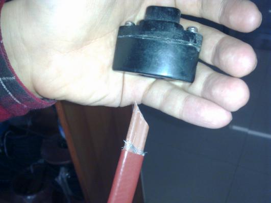 將電伴熱帶的末端剝?nèi)ネ庾o(hù)套及屏蔽層，將伴熱帶線芯剪成斜口